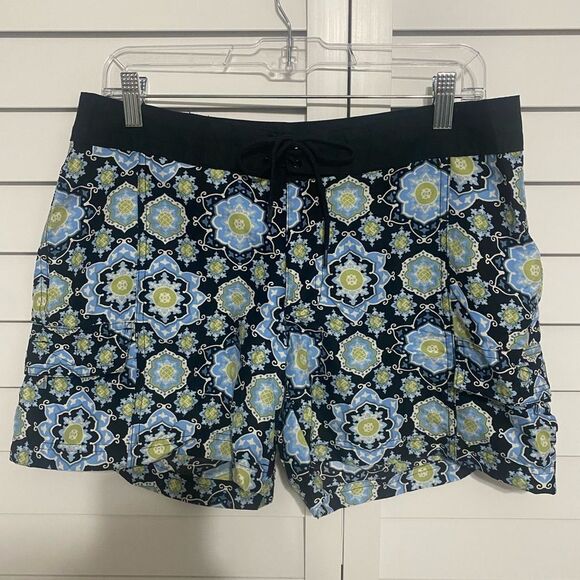 Women’s beach or surf shorts. - Picture 1 of 4